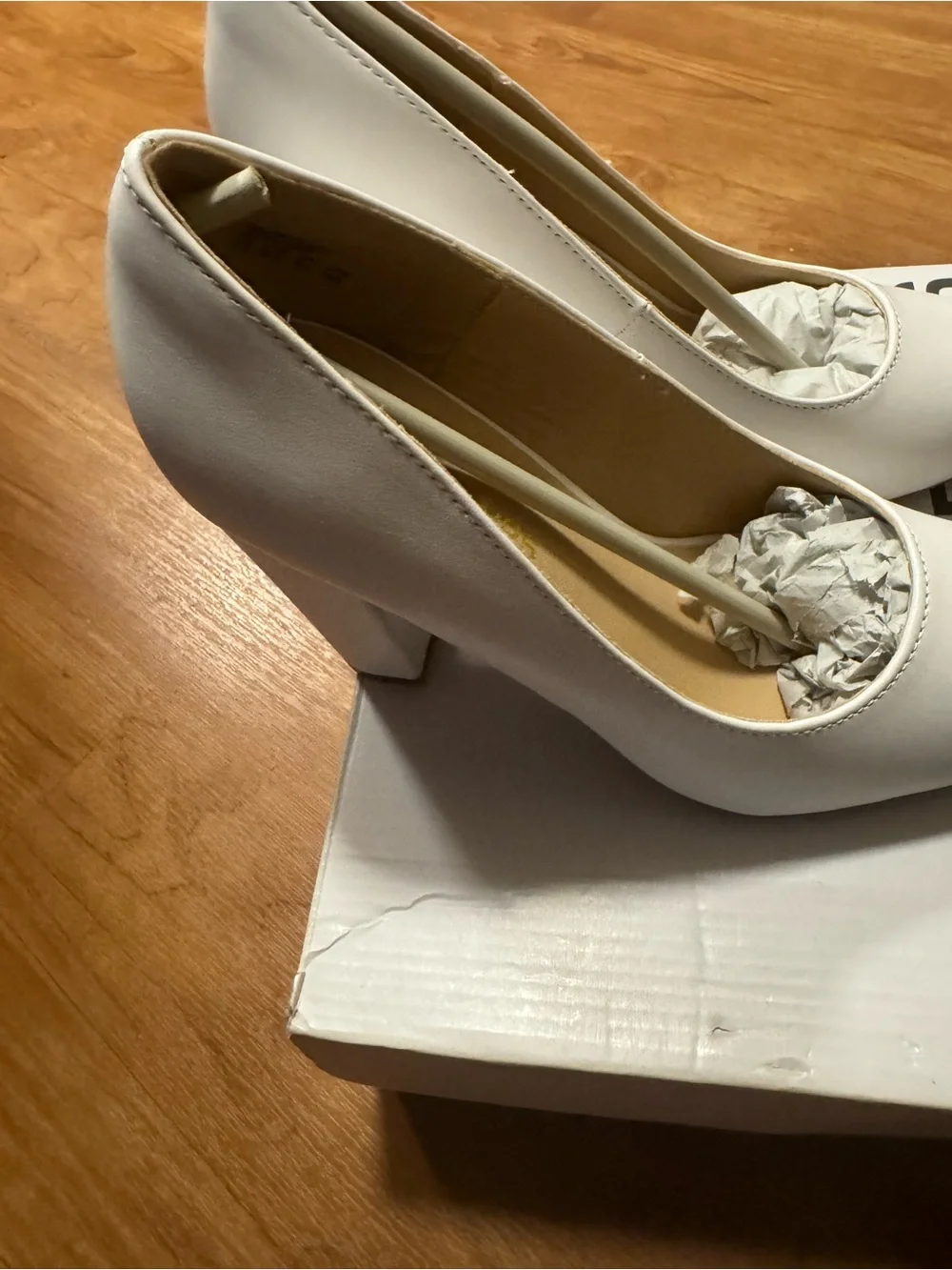 Dream Pairs White Pointed Toe heels